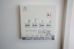 同仕様写真。雨の日の洗濯も安心できる浴室暖房乾燥機付き浴室。リモコンで操作もボタン1つで簡単。 浴室暖房乾燥機には、暖房、乾燥、涼風、換気の4つの機能が付いています。タイマー付きです。