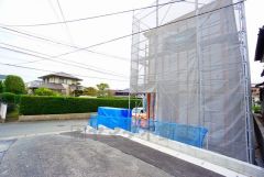 前面道路は交通量が少なく小さなお子様がいるご家庭も安心です＾＾ 大型車両の通行も少なく静かで快適な生活を送れます＾＾