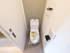 温水洗浄機付トイレです。節水機能もあるので、安心して使えますね。もちろん、1階2階の2ヶ所にトイレがあるので、忙しい朝にもゆとりができますね。