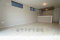 同仕様写真。対面式キッチンを中心としたリビングダイニングで家族の会話が弾みそうです。