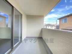 幅広のインナーバルコニーは多少の雨でも洗濯物を守ってくれ、家事を助けてくれること間違いなし。眩しすぎる日差しも和らげます。