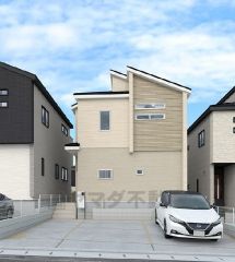 （2号棟）完成予想図。ベージュを基調としたシンプルで飽きの来ない外観です。建物ごとに間取りや色味が異なりますので、ぜひ一度現地で見比べてください