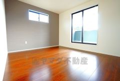 住む人のこだわりを活かす洋室＾＾日当たりがよく、寝室としての利用もおすすめ。広めのクローゼットもあり荷物もすっきり片付けれ、ゆとりのある暮らしが出来ます＾＾