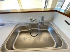 広々とした凸型シンクに洗剤ポケットを標準装備。大きなお鍋など洗いやすいです。洗剤や石鹸、スポンジもすっきりできる収納付き。