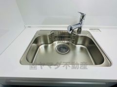 広々とした凸型シンクに洗剤ポケットを標準装備。大きなお鍋など洗いやすいです。洗剤や石鹸、スポンジもすっきりできる収納付き。