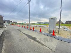 前面道路は北側公道約6.2ｍ。幅広く交通量も少ない為安心して離合できます＾＾