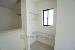 同仕様写真。対面キッチン横にあるスタディーコーナー。キッチンからお子様のお勉強にも目が届きます。