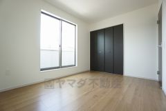 同仕様写真。全居室にはたっぷり収納できる大型クローゼットを設置しています。窓には断熱性・保温性にすぐれ、省エネ効果のあるペアガラスを採用。冬には結露を防止します。