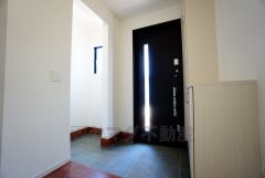 同仕様写真。たっぷり収納できるシューズボックスです。家族全員の靴がきれいに整頓できます。棚の上にお花や写真を飾っても良いですね。