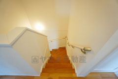 同仕様写真。ご年配の方でも安心できる、手すり付き階段です＾＾段差も低めで設定されてますので安全性にも優れてますね＾＾