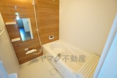 1日の疲れを癒すくつろぎのバスルーム。足を伸ばしてもゆったりと入れるサイズです。お子様と一緒にお風呂に入っても狭くないですね^^