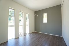 住む人のこだわりを活かす洋室＾＾日当たりがよく、寝室としての利用もおすすめ。広めのクローゼットもあり荷物もすっきり片付けれ、ゆとりのある暮らしが出来ます＾＾