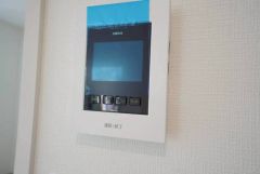 ドアを開けずに来訪者を確認できるモニター付インターフォン。見やすいカラー表示、ハンズフリータイプです。