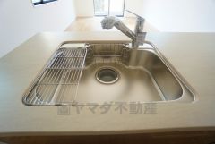 広々とした凸型シンクに洗剤ポケットを標準装備。大きなお鍋など洗いやすいです。洗剤や石鹸、スポンジもすっきりできる収納付き。