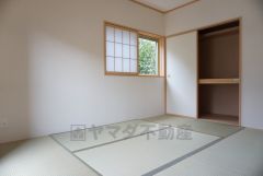 同仕様写真。ＬＤＫに隣接する和室です。様々な使用用途で活躍しそうです。