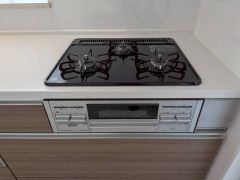 3種類の料理が同時に調理できる、3口ガスコンロ。忙しい夕食の支度時間が短縮できて嬉しいですね。