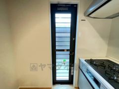 生ごみの仮置きに重宝する勝手口付きのキッチン＾＾　生ごみの臭いに悩まされることがなくなりますね。