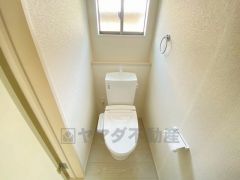 ウォシュレット付トイレです。節水機能もあるので、安心して使えますね。もちろん、1階2階の2ヶ所にトイレがあるので、忙しい朝にもゆとりができますね。