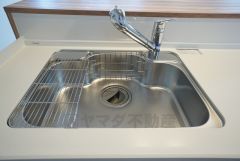 広々とした凸型シンクに洗剤ポケットを標準装備。大きなお鍋など洗いやすいです。洗剤や石鹸、スポンジもすっきりできる収納付き。