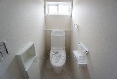 温水洗浄機付トイレです。節水機能もあるので、安心して使えますね。節水・静音設計でエネルギーを効率よく使用し省エネ。汚れをガードする構造でサッと一拭き、お手入れが簡単。