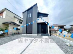 カースペースは停めやすい並列駐車3台付き。 ご夫婦で1台ずつと急な来客があっても安心です＾＾ 前面道路は東側約4.6ｍです。