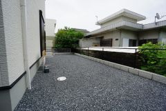 駐車スペースとは別にお庭もついております。広さも十分あるので、ガーデニングやBBQなど楽しみの増えるお庭です＾＾