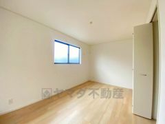 住む人のこだわりを活かす洋室＾＾日当たりがよく、寝室としての利用もおすすめ。広めのクローゼットもあり荷物もすっきり片付けれ、ゆとりのある暮らしが出来ます＾＾