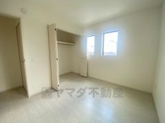 明るい洋室です。ナチュラル色のフローリングで開放的な優しい雰囲気になっています＾＾ベッドや机、ＴＶを置いてもゆとりのある広さです。