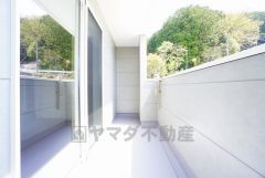 南側に面したバルコニーは日当たり良好です。お洗濯物も気持ちよく干せそうです。