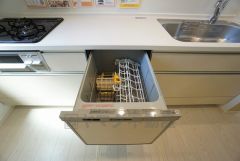 家事の時間が短縮できる食器洗浄乾燥機付。後片付けもラクラクです。 食器を洗う手間が減るので家族とのコミュニケーションの時間や自分の時間が増えますね。
