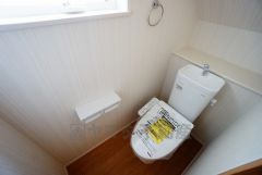 同仕様写真。ウォシュレット付トイレです。節水機能もあるので、安心して使えますね。もちろん、1階2階の2ヶ所にトイレがあるので、忙しい朝にもゆとりができますね。