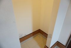 同仕様写真。シューズインクローゼットも完備されており、玄関収納も問題ありません。棚の上にお花など飾ってインテリアも楽しめますね。