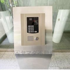 オートロックは、外部の人が自由に建物内に出入りできないため、不審者の侵入防止効果があります。セールスマン対策にもなり安心できます。