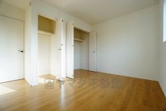 同仕様写真。住む人のこだわりを活かす洋室＾＾日当たりがよく、寝室としての利用もおすすめ。広めのクローゼットもあり荷物もすっきり片付けれ、ゆとりのある暮らしが出来ます＾＾