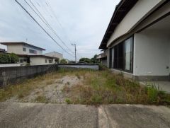 駐車スペースとは別にお庭もついております。広さも十分あるので、ガーデニングやBBQなど楽しみの増えるお庭です＾＾