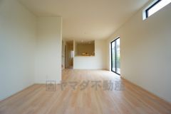 家族が集まる開放的なリビング。20帖の大空間で毎日のお食事が楽しみです＾＾思い思いの時間を過ごしたり、家族みんなで食事をしたり、素敵な団らんの場になりますね。