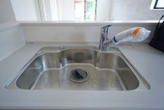 広々とした凸型シンクに洗剤ポケットを標準装備。大きなお鍋など洗いやすいです。洗剤や石鹸、スポンジもすっきりできる収納付き。