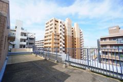 お洗濯物を干すスペースとしても十分な広さがあります。  お天気の良い日はお洗濯物がよく乾きそうな日当たり良好のバルコニー＾＾テーブルとイスを置いてカフェタイムや日光浴、星を眺めたりも良いですね^^