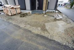 駐車スペースはゆとりある2台分を確保。マイカー用に、お客さま用に、余裕を持ってご利用いただけます。 須恵ICまで車で約5分（1.4ｋｍ）