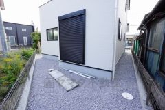 庭に柵や木を植えて視線を遮れば、プライバシーが保たれたステキな空間になりそうですね＾＾