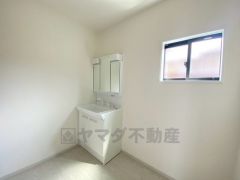 三面鏡つき洗面台。収納も一体型になっているので、ドライヤーやヘアアイロンの置き場に困りませんね。