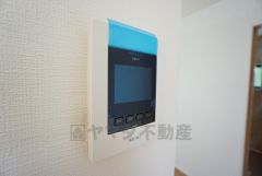防犯性もばっちり、TVモニター付きインターフォン完備。大きなモニターで玄関先を確認できます。録画機能が付いているので不在時の訪問者も確認できて安心です^^