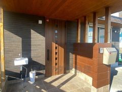 ブラウントーンの玄関扉＾＾外壁とマッチングしていてかっこいいですね＾＾家の顔となる玄関扉がかっこいいと、たくさんの人を招き入れたくなりますね＾＾