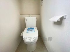 温水洗浄機付トイレです。節水機能もあるので、安心して使えますね。