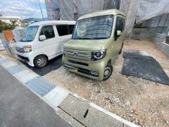 駐車スペースはゆとりある並列で2台分確保＾＾前面道路は広く、車の出し入れがしやすいですよ＾＾