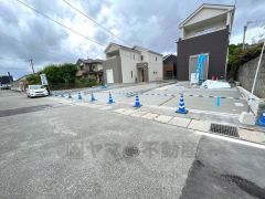 前面道路は5.8ｍと駐車もスムーズにできます。交通量も少なく小さなお子様のいるご家庭も安心です＾＾西鉄バス「吉原」停まで徒歩5分。イオンモール福岡まで車で約8分（2.4ｋｍ）ショッピングやお食事、映画