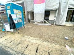 駐車スペースはゆとりある2台分を確保。マイカー用に、お客さま用に、余裕を持ってご利用いただけます。