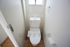 温水洗浄機付トイレです。節水機能もあるので、安心して使えますね。もちろん、1階2階の2ヶ所にトイレがあるので、忙しい朝にもゆとりができますね。