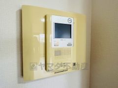 防犯性もばっちり、TVモニター付きインターフォン完備。大きなモニターで玄関先を確認できます。録画機能が付いているので不在時の訪問者も確認できて安心です^^