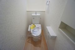 温水洗浄機付トイレです。節水機能もあるので、安心して使えますね。